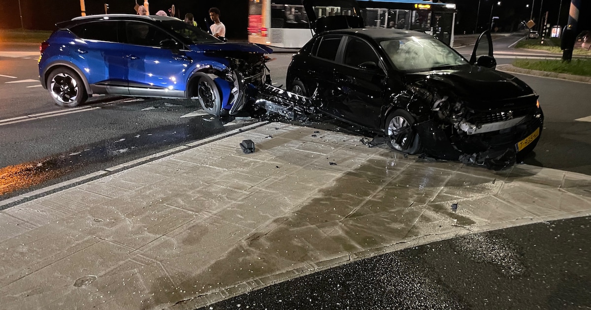 Twee auto's zwaar beschadigd na botsing op kruising in Beek-Ubbergen