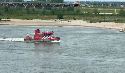 Brandweer redt met boot drenkeling uit Waal bij Nijmegen