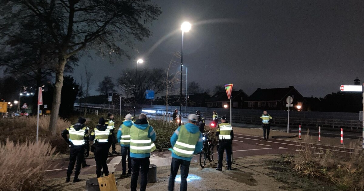 Politie deelt boetes uit voor fietsen zonder licht in Krimpen