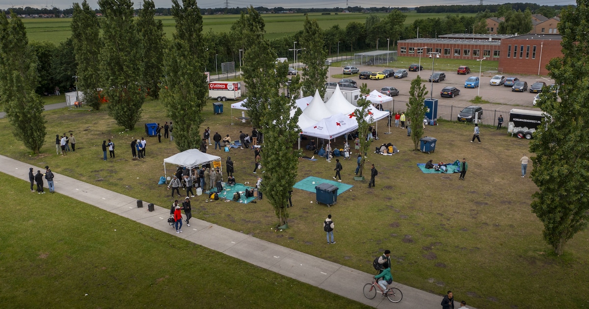 Politie grijpt in bij opstootje buiten aanmeldcentrum Ter Apel