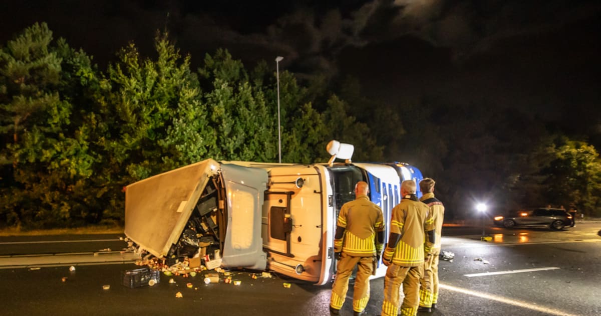 Vrachtwagen met oplegger gekanteld op A1 bij Huizen