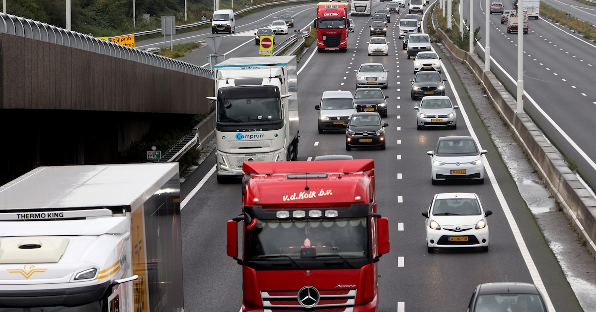 Opnieuw file op A15 door afgesloten spitsstrook | Rotterdam | AD.nl