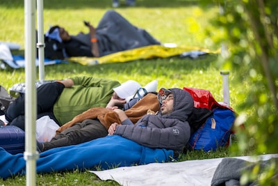 Rode Kruis luidt de noodklok over Ter Apel: ‘Straks slapen ook vrouwen en kinderen op veldbed’