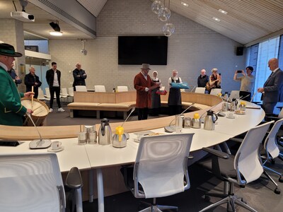 Op een fluwelen kussen overhandigt Knegsel haar toekomst aan de gemeente