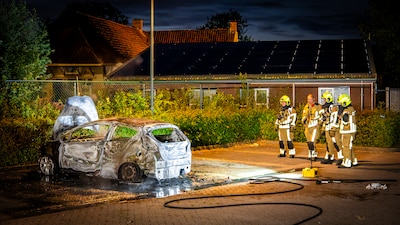 Auto volledig uitgebrand op parkeerterrein bij sportcafé in Beuningen