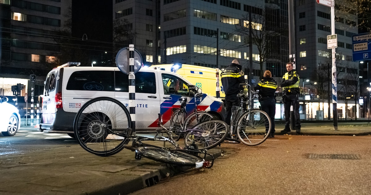 Fietser ernstig gewond na val op Hofplein in Rotterdam
