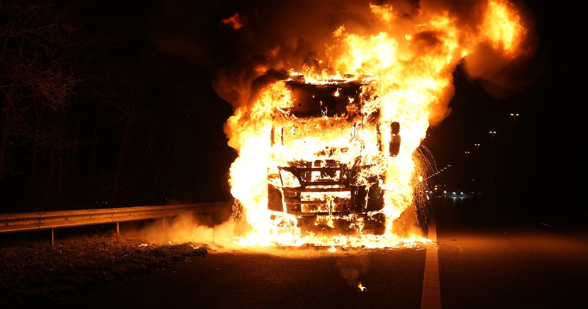 A58 dicht bij Tilburg-Reeshof door brandende vrachtwagen: forse vertraging voor weggebruikers