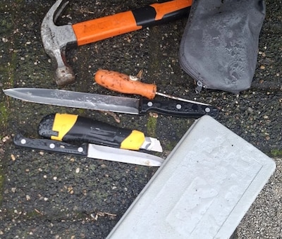 Messen en gereedschap in beslag genomen in Eindhoven, één aanhouding