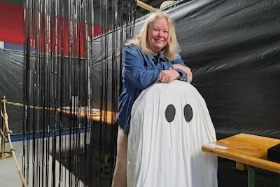 Manon bouwt 7 spookhuizen in Almelo, waaronder eentje voor blinde kinderen