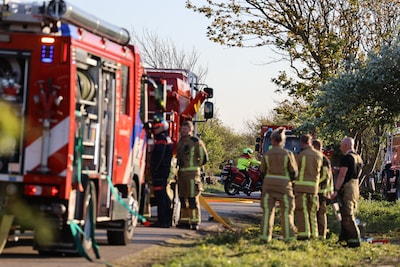 50 brandweerwagens proberen duinbrand onder controle te krijgen: ‘Ga het gebied niet in, het is geva