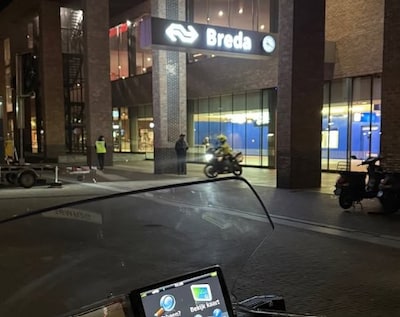 Onrust op station Breda, man spuugt op dienstauto van politie