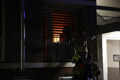 Vrouw uit appartement gered bij brand in Roosendaal, gewond naar ziekenhuis
