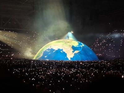 Eerste concert Ye in Gelredome in volle gang, maandag opnieuw protest bij stadion tegen komst rapper