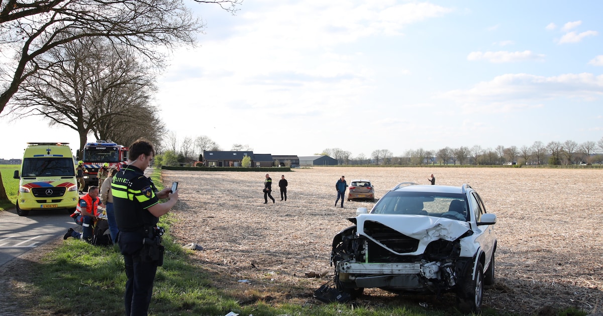 Auto belandt in akkerveld na ongeluk op Aaldonksestraat in Ven-Zelderheide