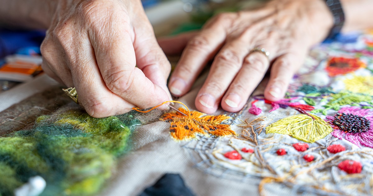 Mannen maken textielkunst in Grote Kerk Oosthuizen