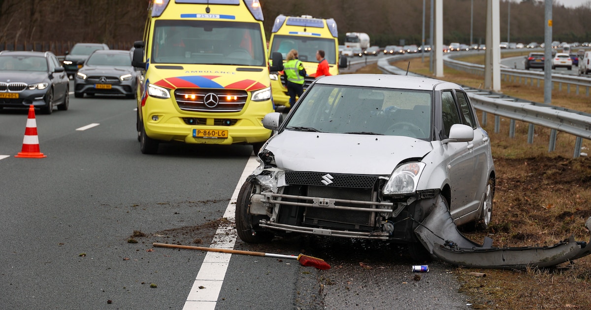 Auto botst tegen vangrail op A27 bij Laren, lange file richting Hilversum