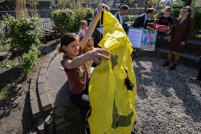 Steeds meer groene schoolpleinen in Eindhoven, ook buurtkinderen kunnen er spelen