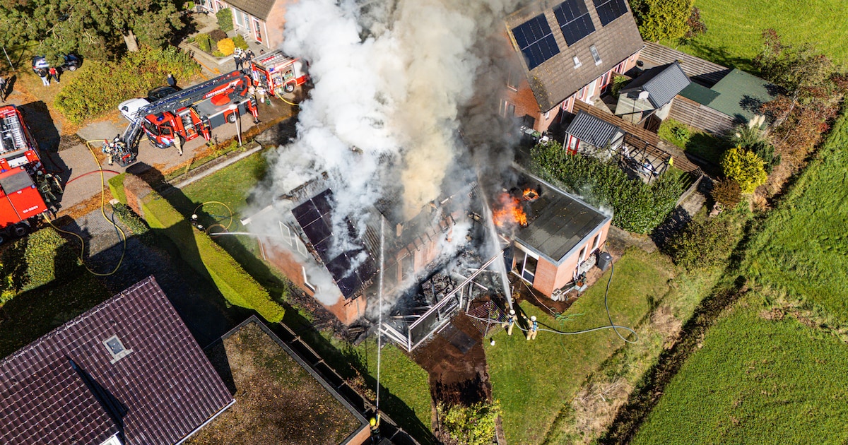 Vlammen slaan uit dak bij woningbrand in Steenwijksmoer, NL-Alert verstuurd vanwege rook