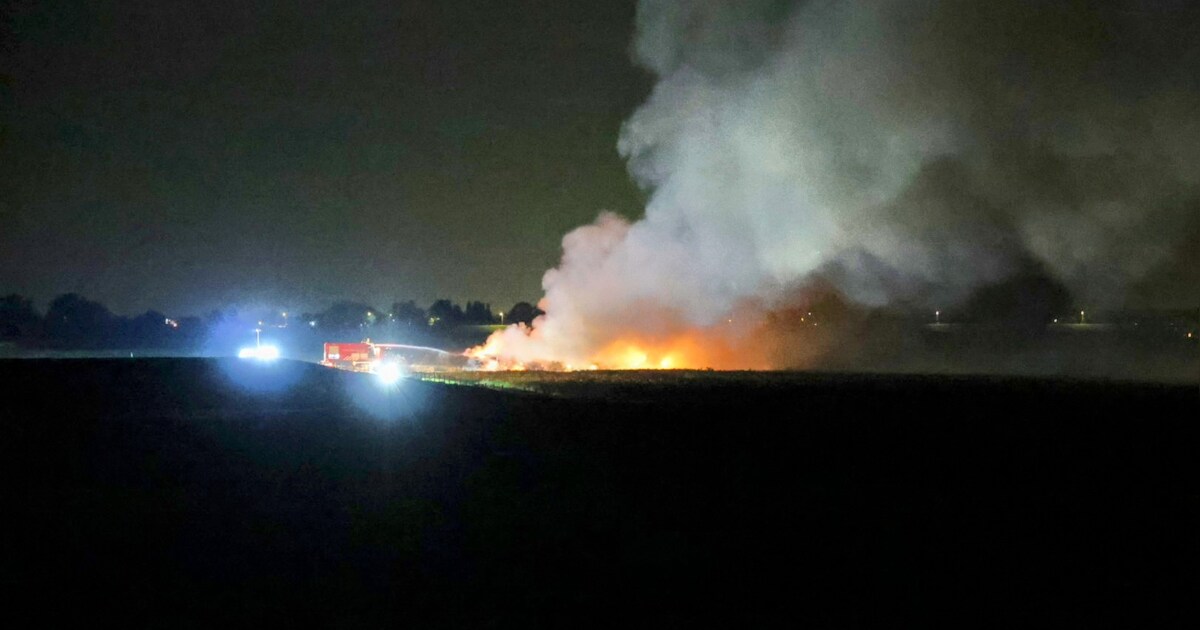 Flinke brand in grote stapel hooi zorgt voor rookoverlast in Echteld