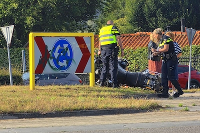 Motorrijder botst met auto op rotonde in Rhenen