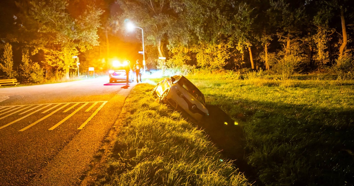 Auto belandt in sloot in Nijkerk | Regio | AD.nl