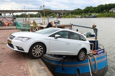 Geparkeerde auto rolt op achterdek van schip in Arnhem