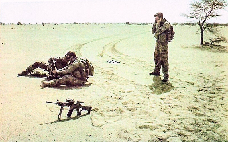 Beeld van het moment vlak voor de ondeugdelijke mortier ontploft. Op de grond zit Kevin Roggeveld. Daarnaast ligt half op zijn zij Henry Hoving. Erachter staat militair Kevin Kuiper met zijn vingers in zijn oren. Foto via Michael Ruperti