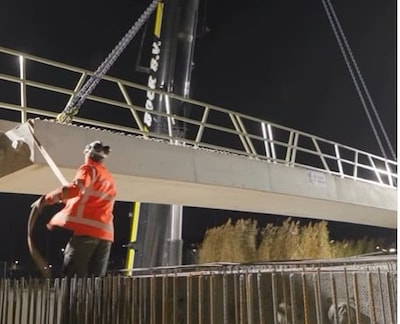Knap staaltje sturen: zo wordt de fietsbrug over de Steinhagenseweg geplaatst