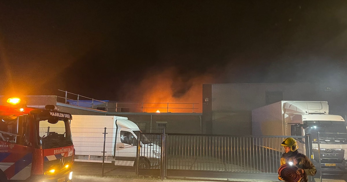 Uitslaande brand in een opslagloods in Beverwijk