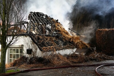 Woning met rieten dak brandt helemaal af, Kim en haar man op tijd wakker door brandmelder: ‘Vuur gre