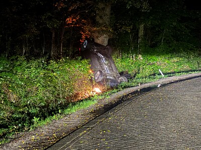 Auto eindigt verticaal tegen boom na ongeval in Putten, 22-jarige bestuurster uit Amersfoort had ‘fo