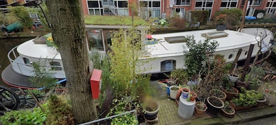 Dreaming of a houseboat? You will want to dock immediately at this one on the Lijnbaansgracht