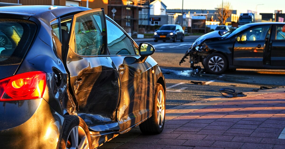 Auto's flink beschadigd geraakt bij ongeluk op Stuartweg in Vianen