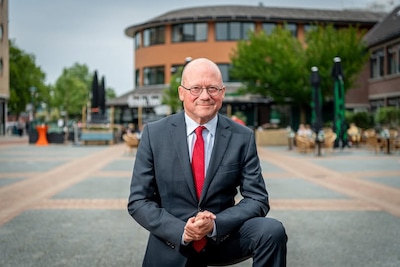 Afscheid burgemeester Maarten Divendal mét verrassingsoptreden Douwe Bob: ,,Verbinder en knuffelbeer