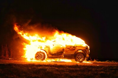 Auto volledig uitgebrand in Rijen, bestuurder ontsnapt aan vlammenzee