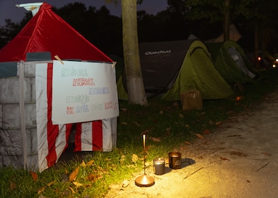 Verlichte tenten in het Westerpark als symbool voor Amsterdammers zonder eigen woonplek