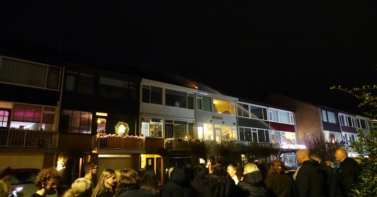Brand op dak van woning aan de Volkerakstraat in Den Helder trekt veel bekijks