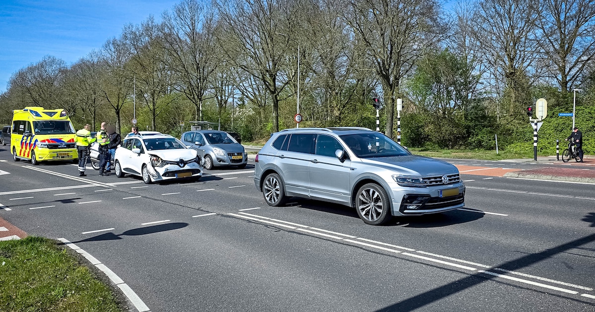 Auto's in botsing op de Europaweg-Noord in Assen