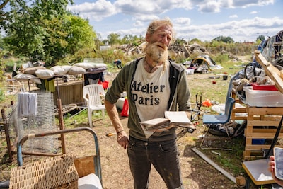 Dakloze Dirk (53) leeft al maanden in zelfgemaakt tentenkamp in Apeldoorn, nu moet hij weg