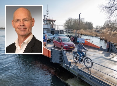 Scholieren zonder mobiel betalen meer voor de pont dan scholieren mét en dat vindt deze partij oneer