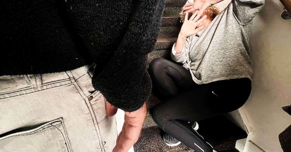 Man (22) gooit deobus naar ex, maar ontkent haar vele keren mishandeld te hebben: ‘Wilde haar helpen