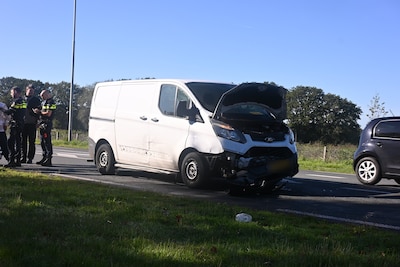 Moeder en baby naar ziekenhuis na botsing met bestelbus in Malden