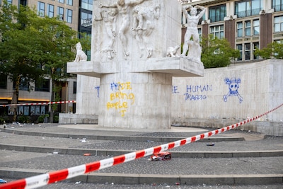 Nationaal Monument op Dam met blauwe verf beklad, gebied afgezet