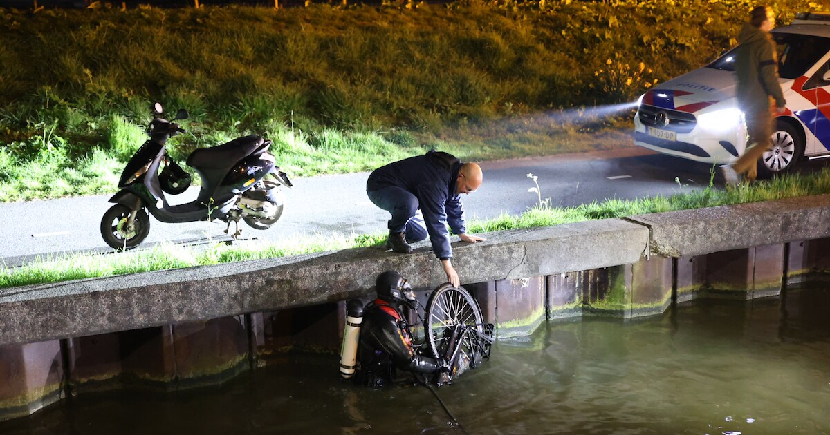 Fietser belandt in het water in Honselersdijk, omstanders schieten te hulp
