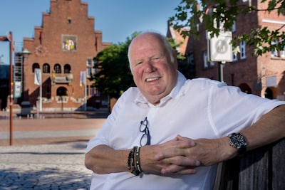 Met een gebroken elleboog toch doorpraten: René is al 25 jaar de stem van de Kennedymars
