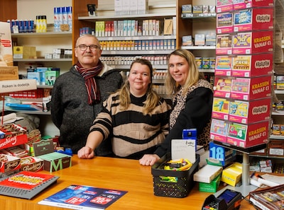 Hans (62) en zijn dochters stoppen met hun tabakspeciaalzaak: ‘Met deze regels is het niet te doen’