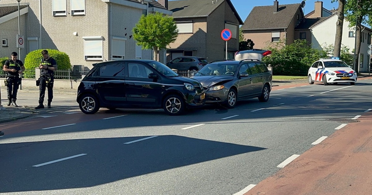 Gewonde bij botsing tussen twee auto's op de Reeweg in Landgraaf