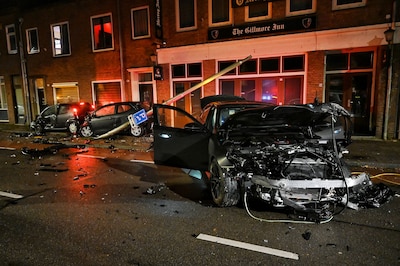 Duitse huurauto botst tegen geparkeerde wagens in Tilburg: grote ravage, drie mannen vluchten
