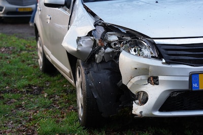 Auto crasht tegen boom in Zwolle om botsing te voorkomen