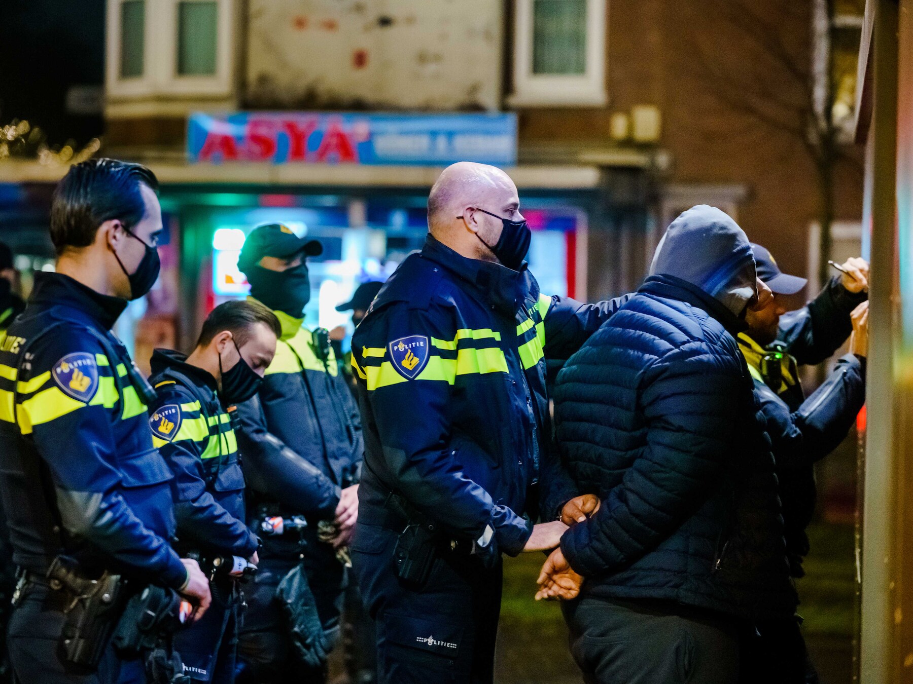 Twee mannen worden aangehouden op de Beijerlandselaan in Rotterdam-Zuid.